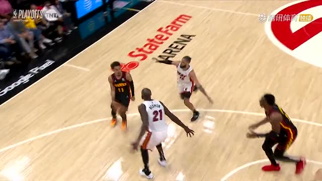 【2022年04月25日 热火vs老鹰集锦】特雷杨信马由缰送出击地妙传 奥孔古心领神会空切挑篮