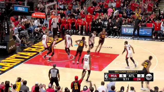 【2022年04月25日 热火vs老鹰集锦】卡佩拉二次进攻勾手命中 阿德巴约内线骤起发难双臂补扣