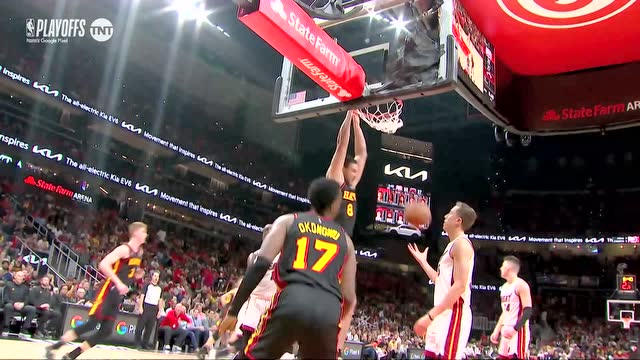 【2022年04月25日 热火vs老鹰集锦】赫尔特声东击西妙传直塞篮下 加里纳利篮下接球回身暴扣