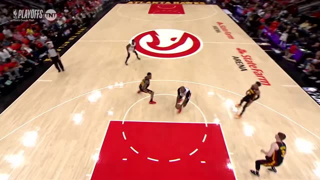 【2022年04月25日 热火vs老鹰集锦】将防守定在原地 塔克突破急停抛投轻松得手