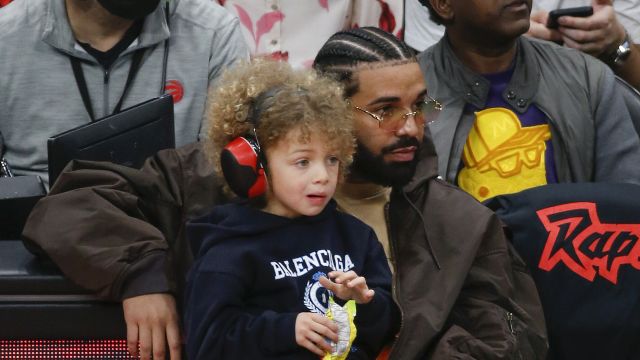 【2022年04月29日 76人vs猛龙集锦】超级粉丝Drake猛龙主场前排督战！带萌娃好友目前情绪平静