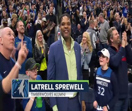 【2022年04月30日 灰熊vs森林狼集锦】看看谁来了！球队名宿前来助阵 ”狂人“斯普雷维尔现场观看