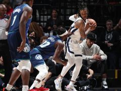 爱德华兹轰30分5板5助 创历史首人纪录