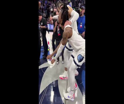 【2022年04月30日 灰熊vs森林狼集锦】致敬欧文？莫兰特布鲁克斯脚踩森林狼logo庆祝