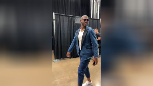 【2022年05月03日 独行侠vs太阳集锦】太阳众将抵达球场 保罗布克潮男装扮太骚了