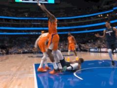 太脏！多角度回看克劳德拳击打倒东契奇 独行侠理论后反吃技术犯规引争议