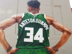 街头艺术家绘制16米巨画执教字母哥 耗时250小时完成