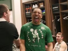 绿军更衣室庆祝照：格威激情大吼全队欢呼 两日后迎来东决