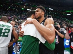 雄鹿绿军抢七大战赛后：字母哥闭眼瘫坐大洛抱头 塔图姆晒儿子