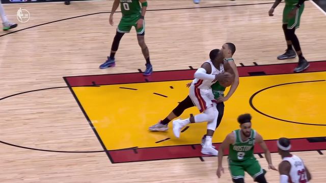 【2022年05月18日 凯尔特人vs热火集锦】地缸一边去 热巴撞到格威打成2+1