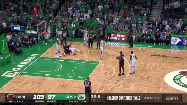 【2022年05月22日 热火vs凯尔特人集锦】两队力量级别对决 塔克斯马特上演摔跤大赛 斯马特6犯被罚下