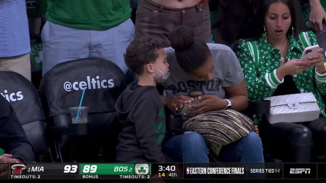 【2022年05月22日 热火vs凯尔特人集锦】萌娃也来主场助阵！塔图姆儿子在场边和家人说悄悄话