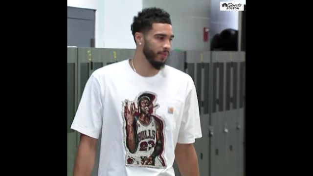 【2022年05月24日 热火vs凯尔特人集锦】这是要篮球之神附体？塔图姆身穿印有乔丹的T恤进入北岸花园球馆