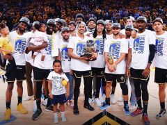 勇士西部冠军合影照：普尔库里各抱一个奖杯 克莱被挡脸维金斯站边上 