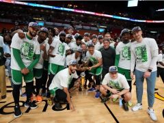 凯尔特人东部冠军合照现场：霍福德格威捧杯抢C位 塔图姆蹲地咧嘴笑