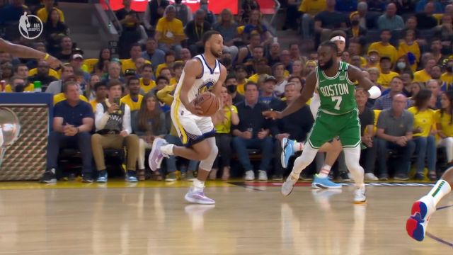 【2022年06月03日 凯尔特人vs勇士集锦】总决赛再现装X名场面！库里传球后扭头就跑 汤普森手起刀落三分命中