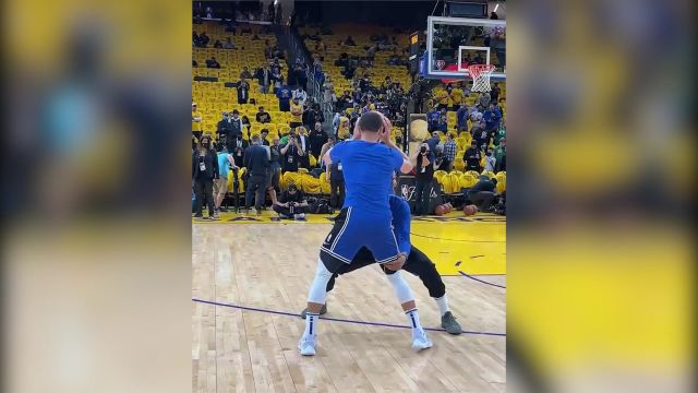 【2022年06月03日 凯尔特人vs勇士集锦】库里赛前热身十分兴奋！空接暴扣+超远三分信手拈来