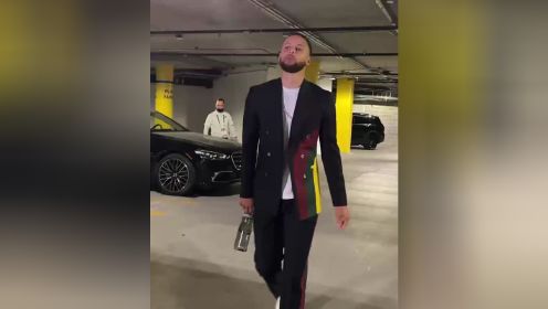 【2022年06月03日 凯尔特人vs勇士集锦】上演歪头杀 库里到达球馆神态轻松