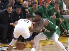 库里对位斯玛特7中5！遭38次包夹中12记三分 无惧凯尔特人防守