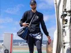 勇士众将飞赴波士顿！官方晒出众人登机照 库里手握最爱的爆米花登机