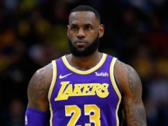 詹姆斯晒父子三人练球视频：自家后院穿拖鞋飞身暴扣