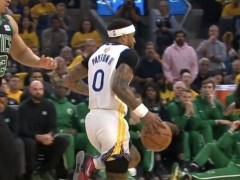 小佩顿豪言只剩48分钟！被塔图姆撂倒做俯卧撑 6年辗转8队励志人生