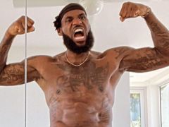 自律的男人！詹姆斯狂秀肌肉备战新赛季