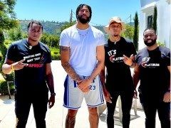 球迷质疑浓眉训练摆拍 嘲讽拍照时没受伤吧？