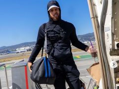 勇士众将飞赴波士顿！官方晒众人登机照 “金州饿汉”手持饮料盒饭出镜