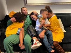 最佳父亲！库里父亲节擦地板 爱妻：你是我的天使 我们爱你