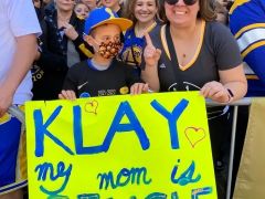 勇士夺冠游行秒变婚恋现场！小孩替老妈追克莱