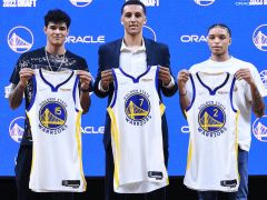 勇士三大新秀正式亮相！手举球衣开心合影