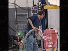 詹姆斯前队友韦斯特乞讨后再就业 成铺地板工人