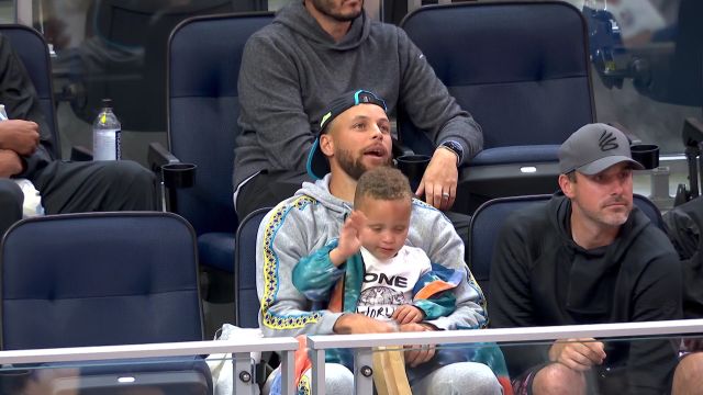 【2022年07月03日 国王vs勇士集锦】全场高呼MVP！库里携子现身观众席顺带献上晚安招牌动作