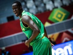 梅克25分钟23分8板取首胜 成澳男篮第一核心