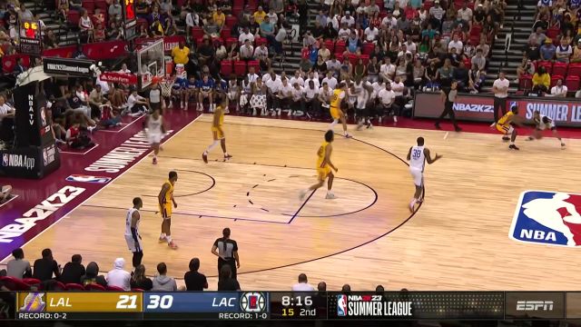 【2022年07月13日 湖人vs快船集锦】穆恩节奏运球打乱湖人阵型 助攻佩里攻筐轻松喂饼