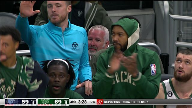 【2022年10月02日 灰熊vs雄鹿集锦】场边观战心情放松 字母哥一身便装大口吃爆米花