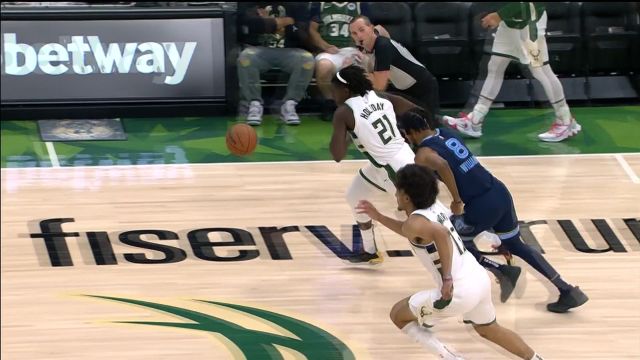 【2022年10月02日 灰熊vs雄鹿集锦】霍乐迪死亡缠绕抢断送出助攻 恩沃拉顺势起飞双臂砸扣虐筐