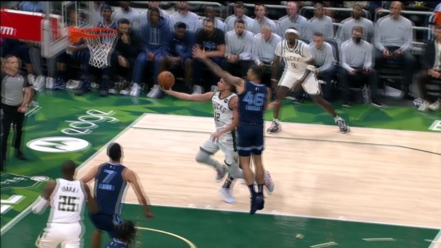 【2022年10月02日 灰熊vs雄鹿集锦】老前辈对不住了！阿伦脚踩弹簧空中过掉防守抬手上篮