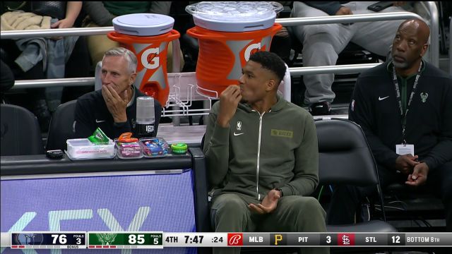 【2022年10月02日 灰熊vs雄鹿集锦】趁着营养师不在赶紧解解馋 字母哥吃彩虹堂面带坏笑