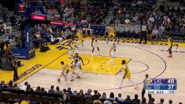 【2022年10月10日 湖人vs勇士集锦】灵巧假动作晃开防守 里夫斯长驱直入上演双臂暴扣