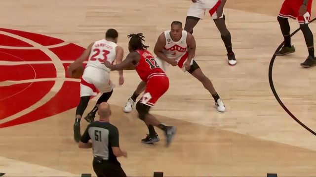 【2022年10月10日 公牛vs猛龙集锦】范乔丹行进间突然急停 半截篮小抛投稳稳命中