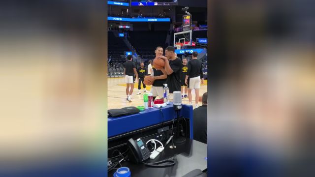 【2022年10月10日 湖人vs勇士集锦】看起来心情不错 普尔赛前与前队友安德森有说有笑