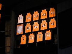 湖人退役乔治-迈肯99号球衣：队史第11人获此殊荣