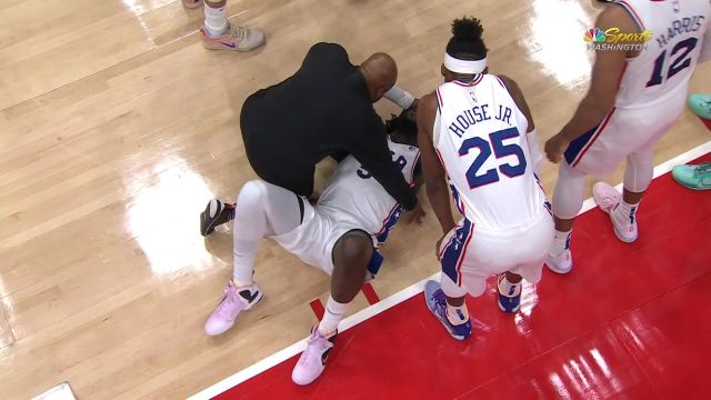 【2022年11月01日 76人vs奇才集锦】打人别打脸！哈雷尔捂脸倒地暂停后在场边休息