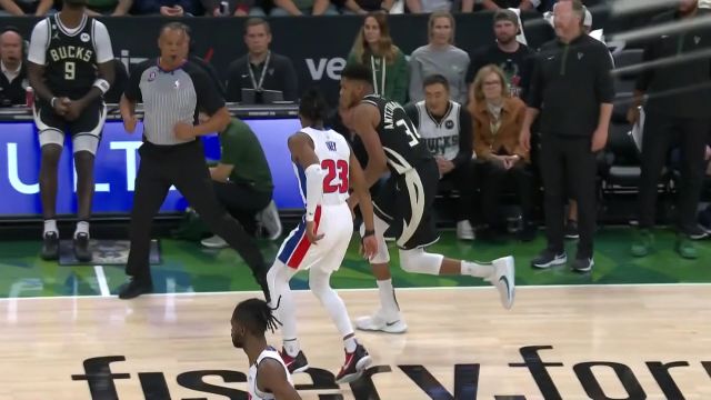 【2022年11月01日 活塞vs雄鹿集锦】一个人追着五个人打！字母哥撕裂活塞防线倒地完成上篮