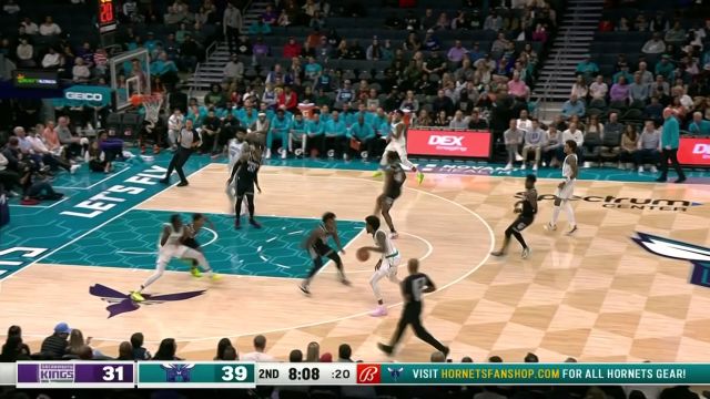 【2022年11月01日 国王vs黄蜂集锦】史密斯单枪匹马杀入禁区 极致上篮稳稳打进