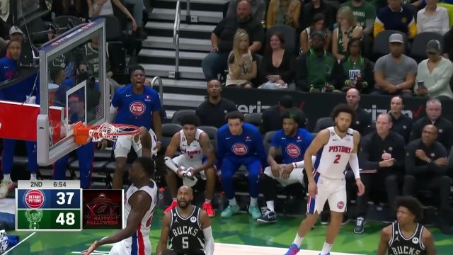 【2022年11月01日 活塞vs雄鹿集锦】艾维假突真传送妙传 斯托尔特跟进完成单臂炸筐