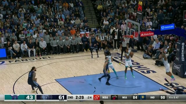 【2022年11月05日 黄蜂vs灰熊集锦】普拉姆里瞒天过海送出背传 乌布雷成竹在胸篮下接球暴扣