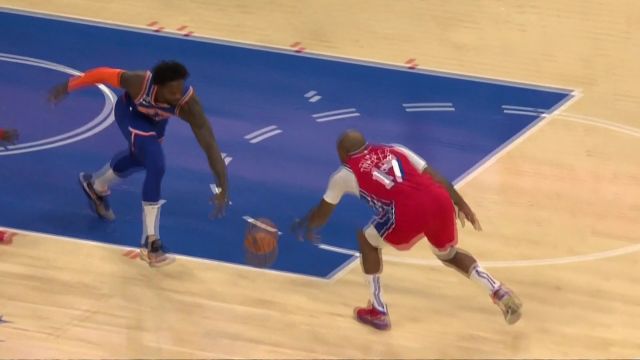 【2022年11月05日 尼克斯vs76人集锦】鬼手一掏看不见！塔克眼疾手快抢断妙传哈雷尔空篮暴扣